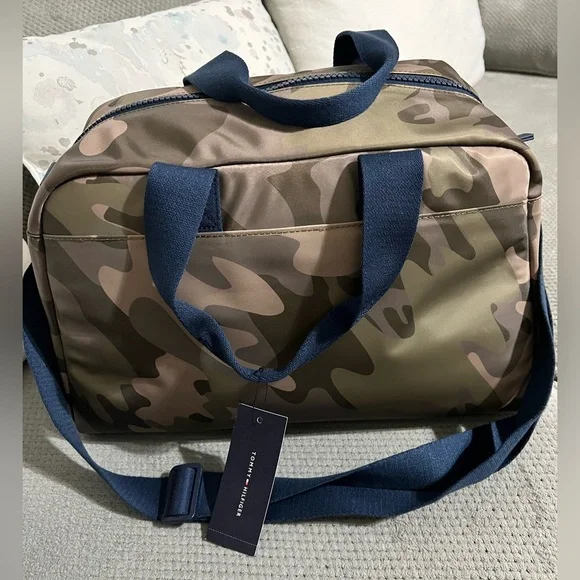 (SOLD) NWT Tommy Hilfiger weekender bag unisex camo green - Picture 2 of 7